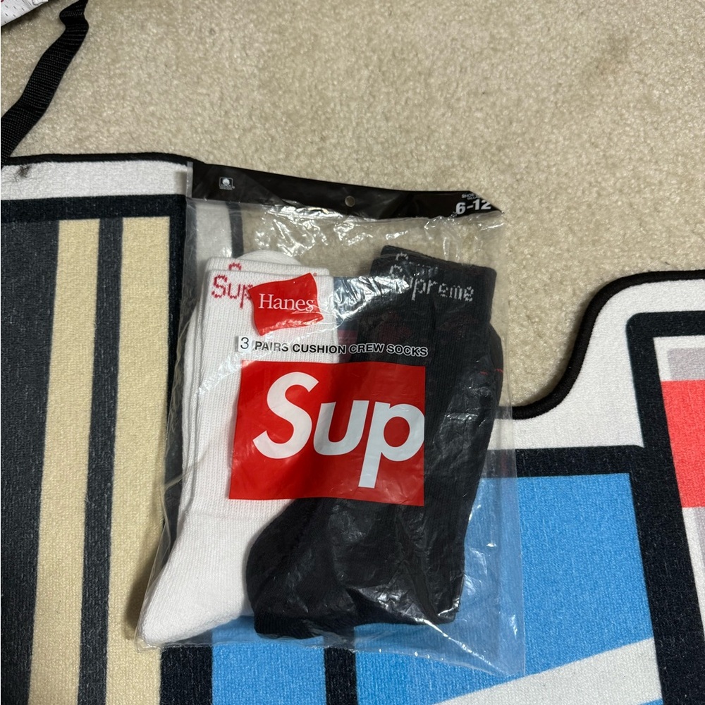 Supreme socks